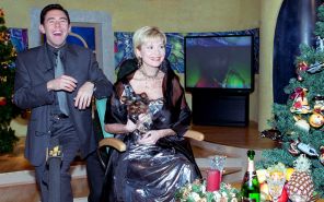 Во время съемки новогодней праздничной программы на канале ОРТ ведущие Татьяна Веденеева и Андрей Малахов, 2001 год