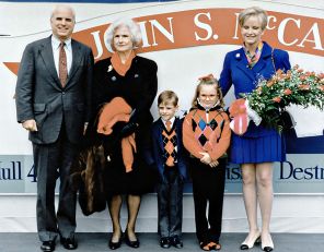 На фото: (слева) сенатор от Аризоны Дж. Джон С. Маккейн III; миссис Джон С. Маккейн-младший, мать сенатора; Джон Маккейн IV; Меган Маккейн; и Синди Х. Маккейн, жена сенатора