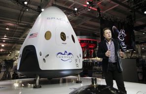На фото: Элон Маск, генеральный директор и технический директор SpaceX, представляет космический корабль SpaceX Dragon V2 в штаб-квартире SpaceX в Хоторне, штат Калифорния, 2014 год