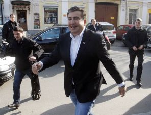Бывший президент Грузии Михаил Саакашвили (на фото в центре), 2014 год