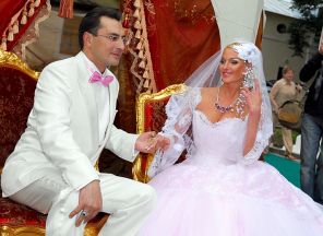 На фото: балерина Анастасия Волочкова с супругом, бизнесменом Игорем Вдовиным во второй день празднования бракосочетания, 2007 год