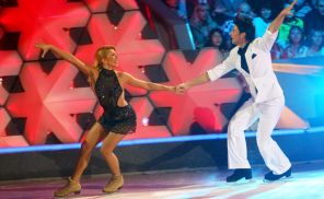 На фото: фигуристка Анастасия Гребенкина и певец Сергей Лазарев во время выступления в шоу "Танцы на льду" 