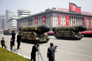 На фото: межконтинентальные баллистические ракеты на площади Ким Ир Сена в Пхеньяне, Северная Корея, 2017 год.