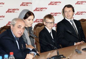 На фото: бизнесмен Руслан Байсаров (справа) с сыном Дени и дочерью Камиллой и его адвокат Александр Добровинский (слева) на пресс-конференции, посвященной конфликту с певицей Кристиной Орбакайте, 2009 год