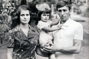 На фото: Татьяна Навка в детстве с родителями