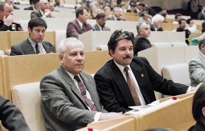 На фото: депутаты Анатолий Лукьянов и Сергей Бабурин (справа) во время обсуждения бюджета на 1994 год в рамках пленарного заседания Государственной Думы в Охотном ряду, 1994