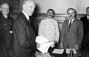 На фото: Иоахим фон Риббентроп, Иосиф Сталин, внешний комиссар Молотов и советник Хильгер