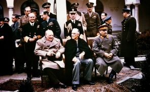 На фото: премьер-министр Великобритании Уинстон Черчилль, президент США Франклин Д. Рузвельт и Иосиф Сталин встретились с 4 по 11 февраля 1945 года на конференции в Ялте