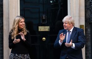 На фото: премьер-министр Великобритании Борис Джонсон и его невеста Кэрри Саймондс , 2020