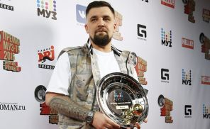 На фото: музыкант Василий Вакуленко (Баста), выигравший в номинации "Лучший хип-хоп-проект", на церемонии вручения ежегодной национальной телевизионной премии в области популярной музыки "МУЗ-ТВ 